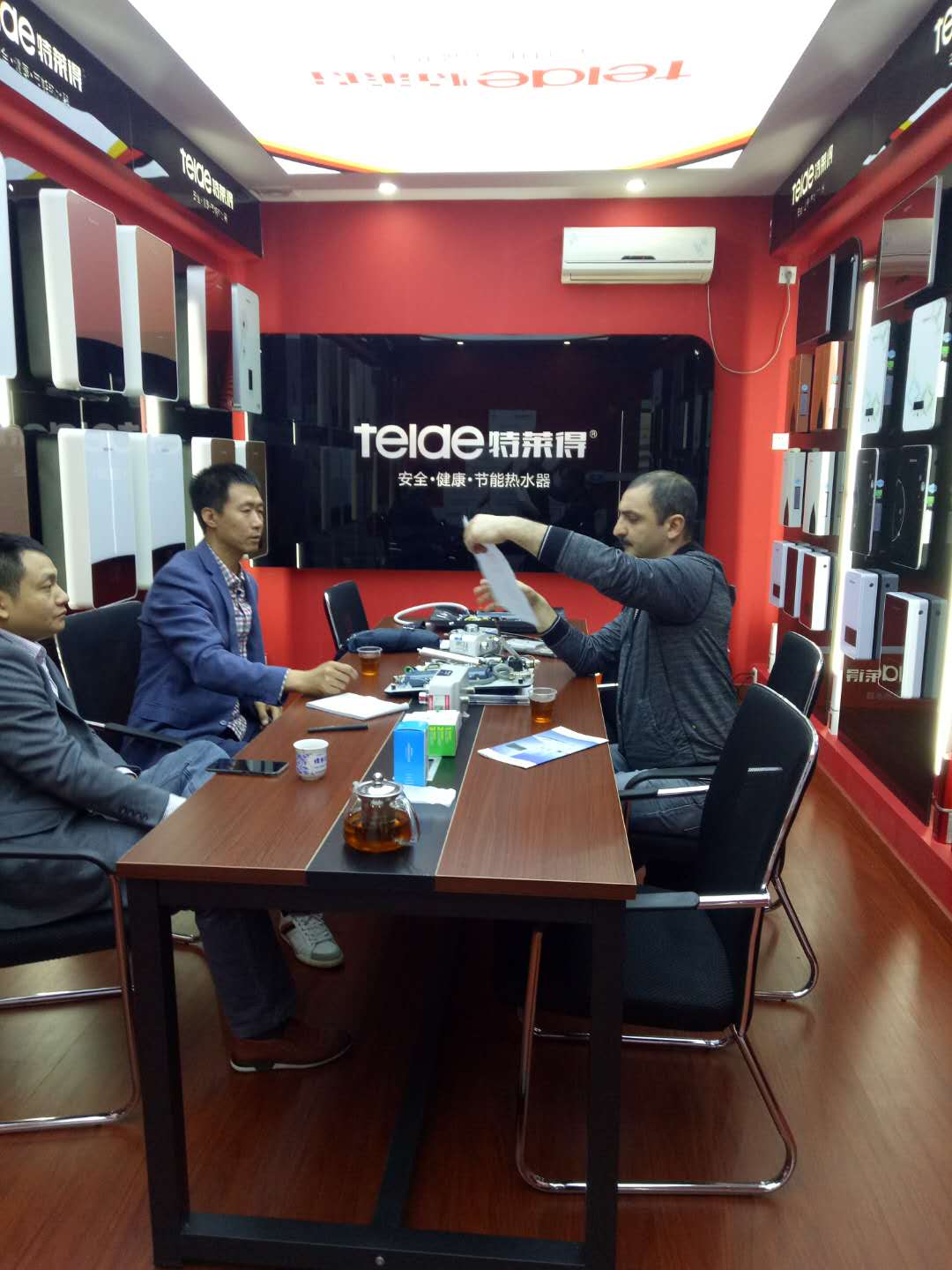 烈歡迎俄羅斯客戶蒞臨我司，恭賀成功簽約！